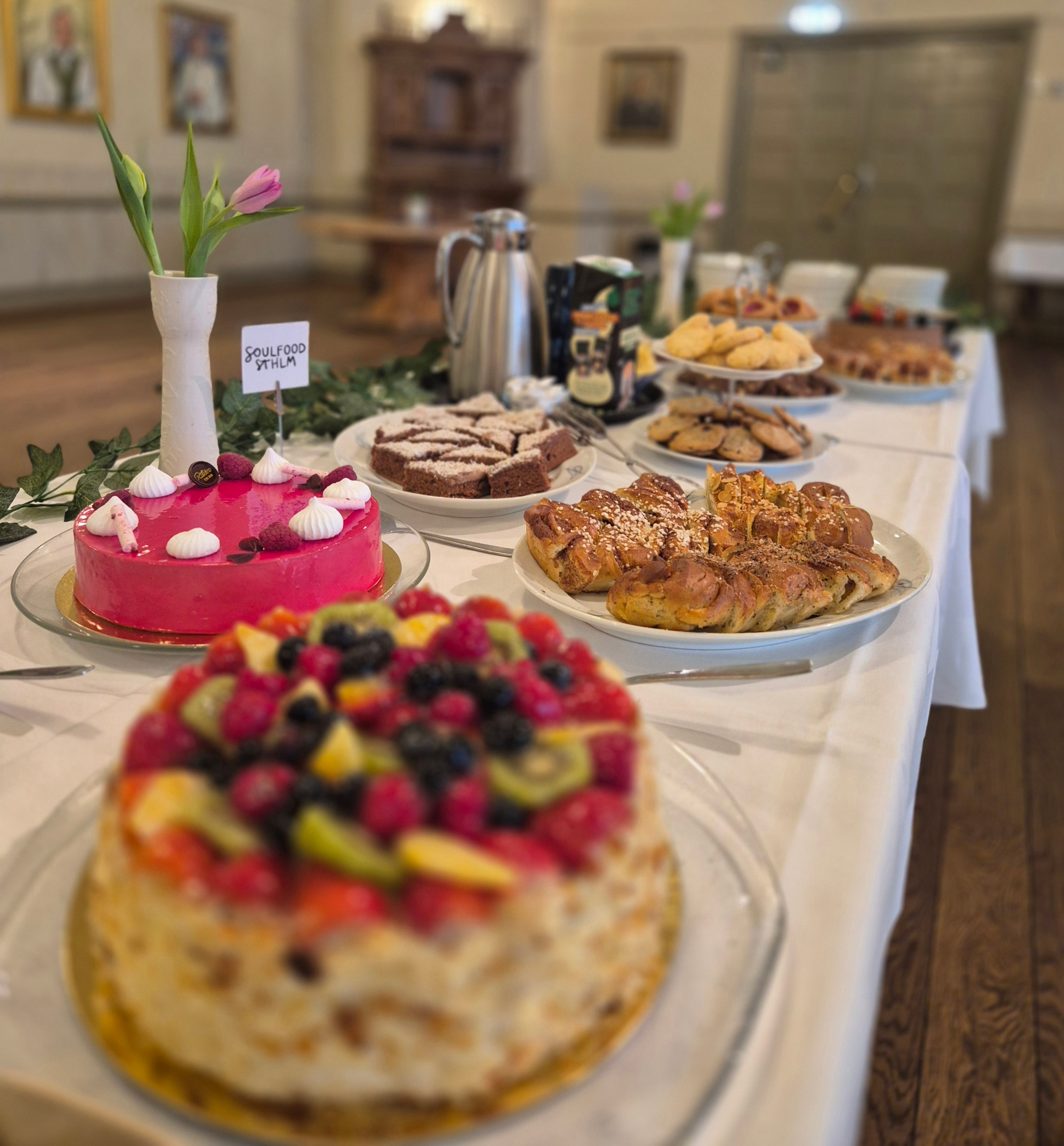 Dukat bord med tårtor och bakverk för minnesstund