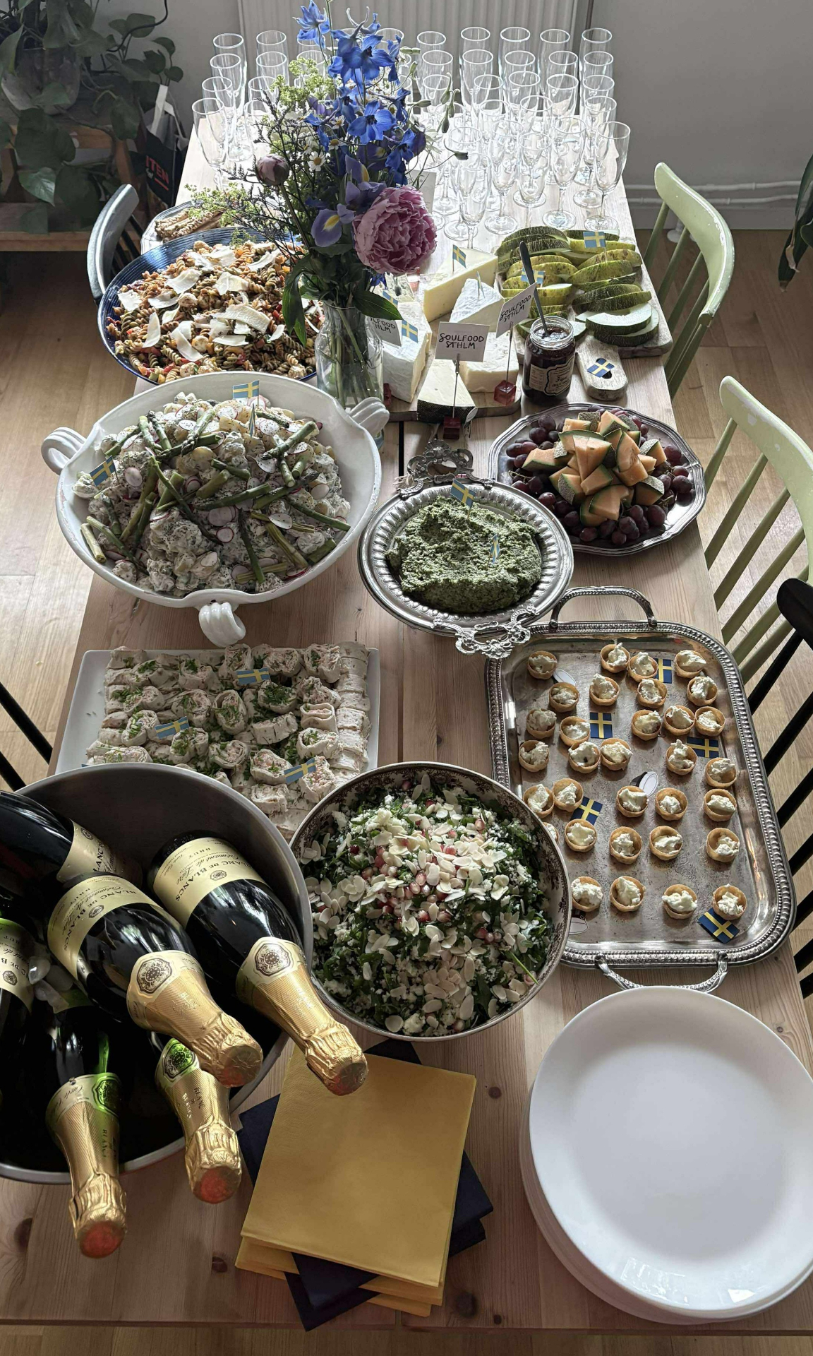 Svenskt buffébord med sallader, ostar och bubbel