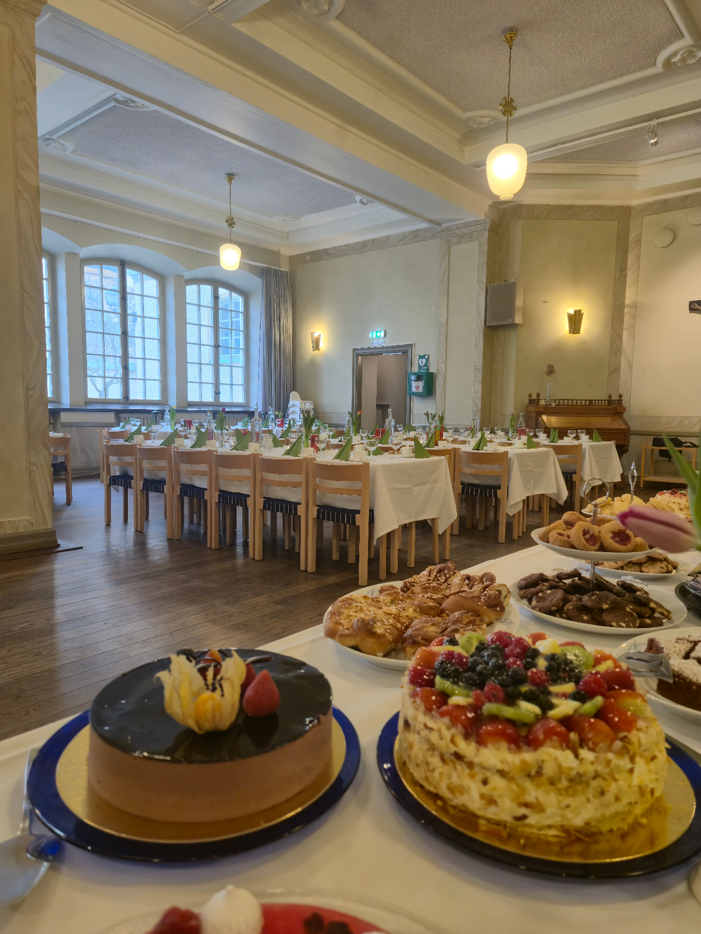 Dukad sal med långbord och bakverk för minnesstund